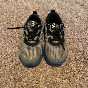 Toddler adidas tennis shoes size 8